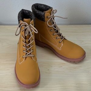 DKNY Men's Ankle Tan Boots Lace Up Style With Logo